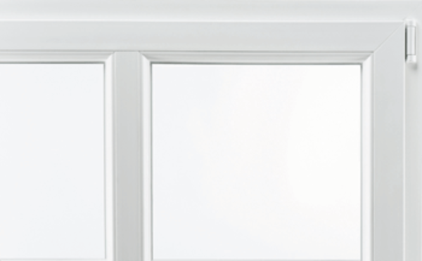 Eine Nahaufnahme eines Aluplast Fensters mit Beschlägen der Firma Maco